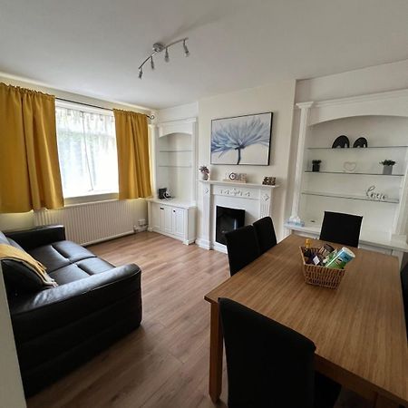 Апартаменти 20Mins To Bakerst, Harry Potter & Wembley Stadium! Northwood  Екстер'єр фото
